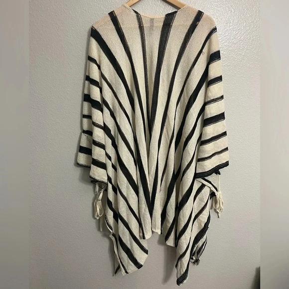 Torrid Ivory & Black Stripe Ruana Kimono - Picture 3 of 8